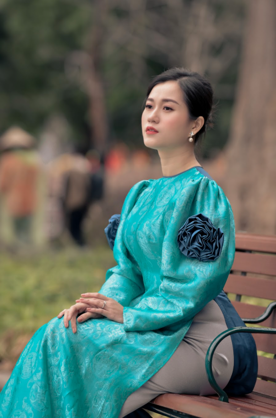 Lâm Vỹ Dạ tha thướt với áo dài tơ tằm của NTK Đức Hùng - 5 Lâm Vỹ Dạ tha thướt với áo dài tơ tằm của NTK Đức Hùng - 5