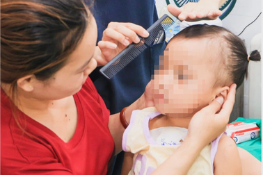 Trèo lên xe điện chơi, bé gái 44 tháng tuổi bị xe ngã đè vỡ tim