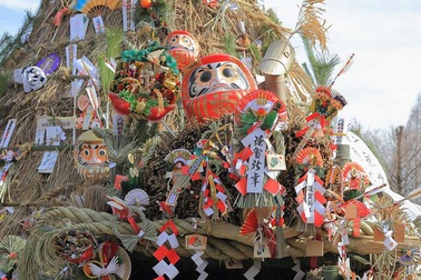 Truyền thống đốt đồ trang trí, mong cầu hạnh phúc