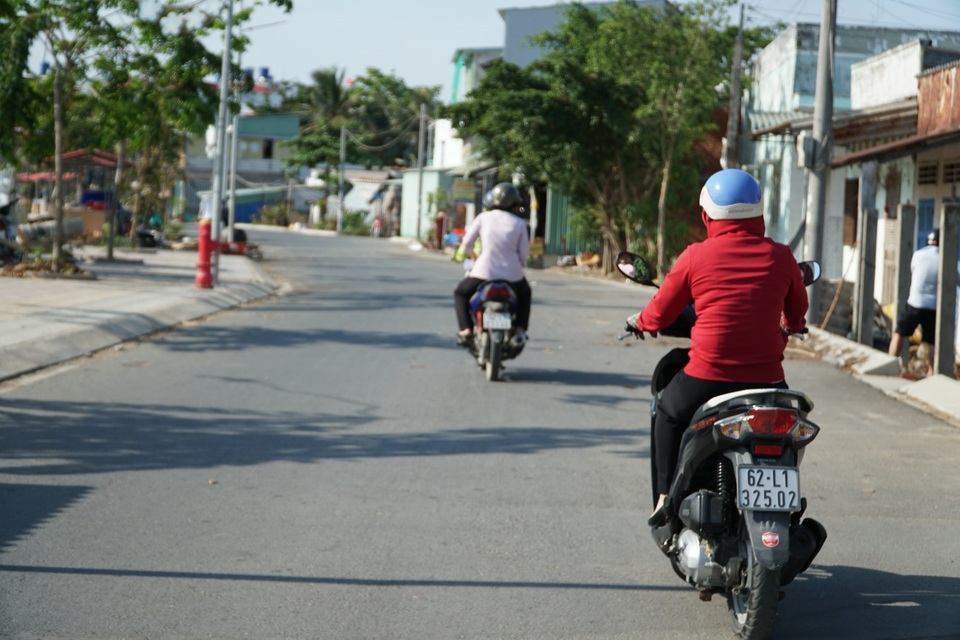 Cán bộ đội nắng, đạp xe cả chục cây số để tìm lao động nhận hỗ trợ - 2 Cán bộ đội nắng, đạp xe cả chục cây số để tìm lao động nhận hỗ trợ - 2