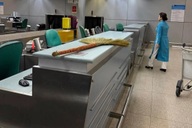 Hình ảnh khách Tây ôm chổi đót Việt Nam về nước gây xôn xao