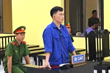 Kẻ hành hung mẹ ruột, đâm cán bộ bảo vệ an ninh trật tự lĩnh án