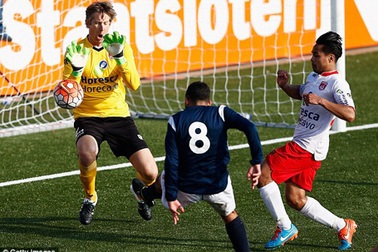 Van der Sar tỏa sáng rực rỡ trong ngày tái xuất sân cỏ