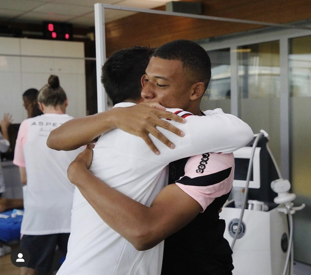 Đập tan tin đồn hiềm khích, Mbappe ôm thắm thiết Messi - 2 Đập tan tin đồn hiềm khích, Mbappe ôm thắm thiết Messi - 2