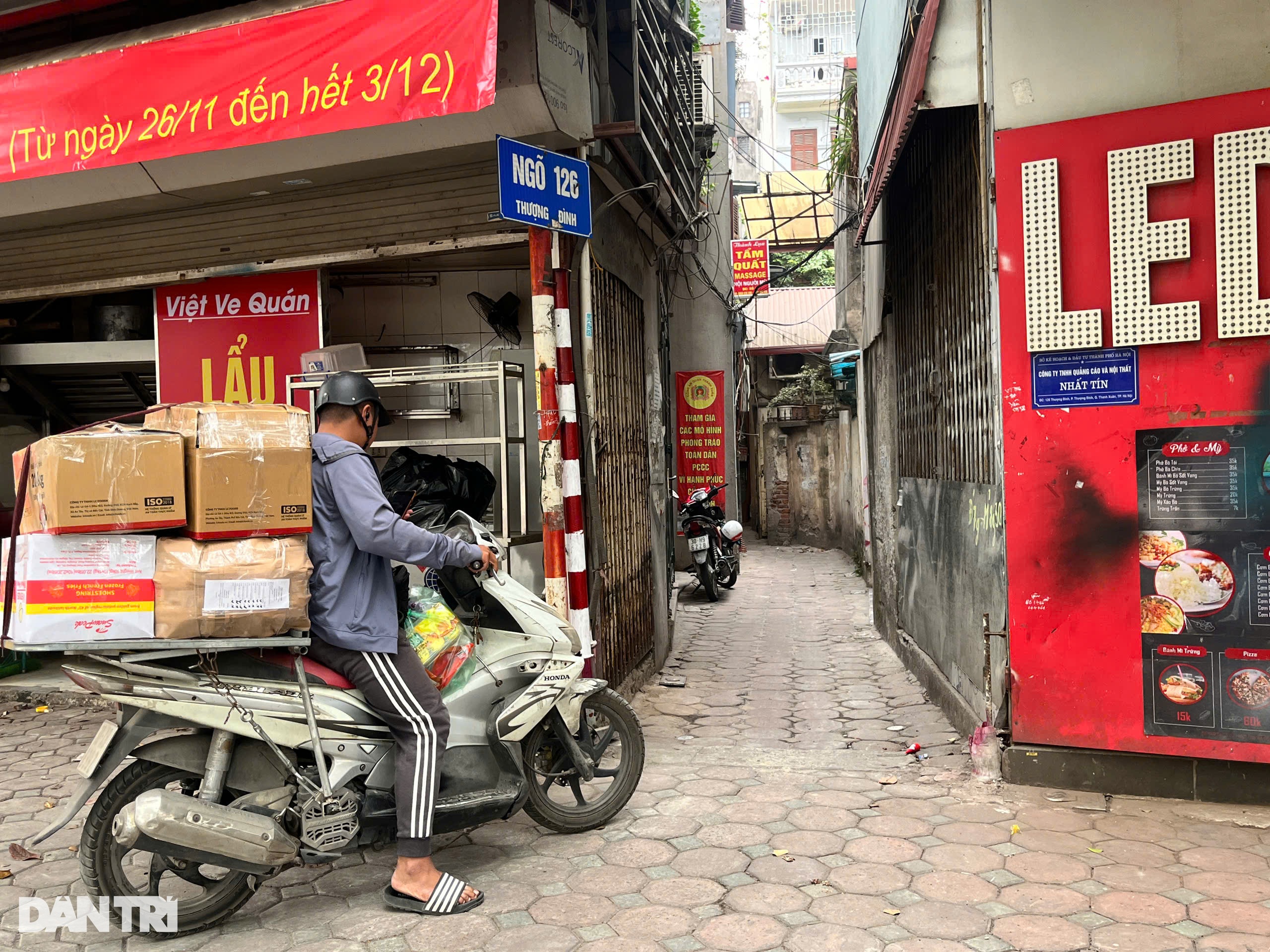 Người dân lập barie chặn xe máy ở Hà Nội: Khổ sở vì ồn ào, tắc đường - 3 Người dân lập barie chặn xe máy ở Hà Nội: Khổ sở vì ồn ào, tắc đường - 3