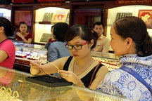 Giá vàng tiếp tục giảm mạnh, tỷ giá nhích nhẹ