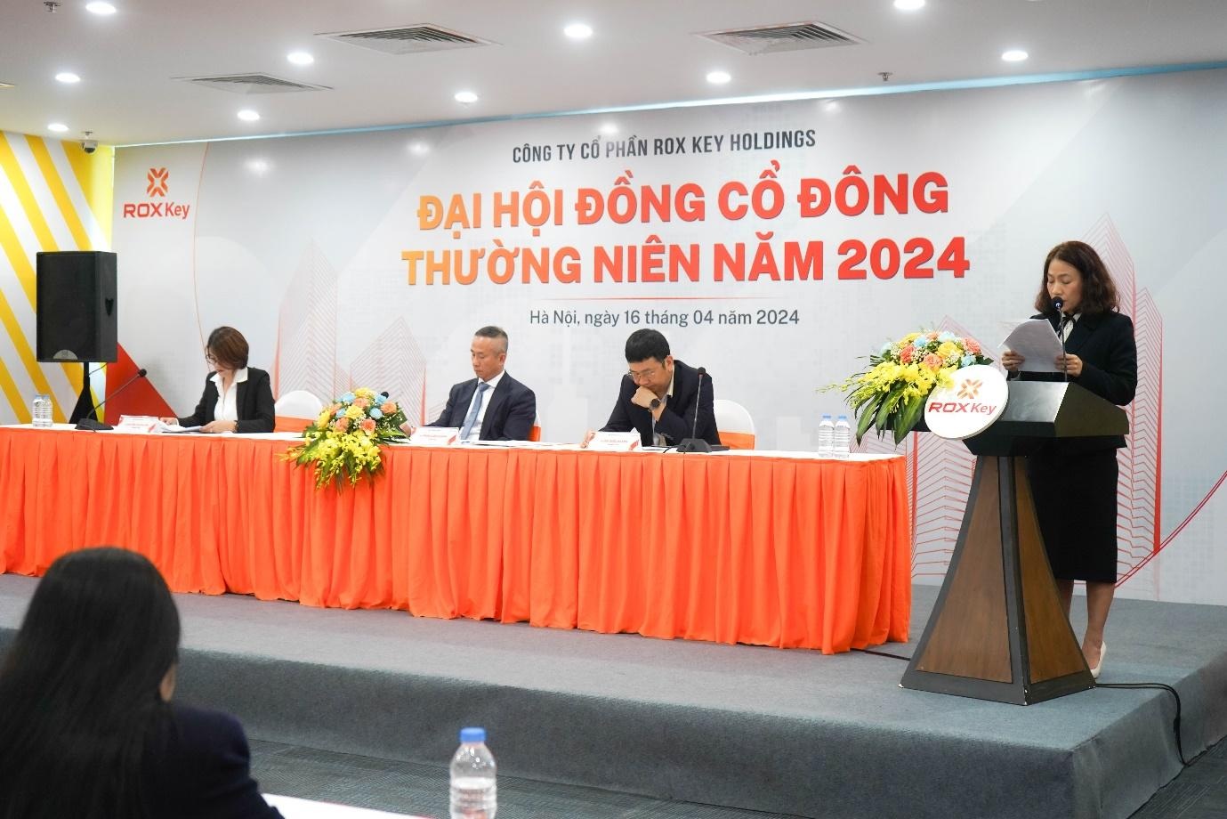 Đại hội nghe báo cáo về kết quả kinh doanh của TN1 trong năm 2023 và kế hoạch năm 2024.