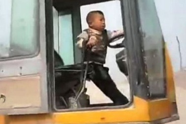 Bé 5 tuổi lái máy xúc "sành điệu" như tài xế chuyên nghiệp
