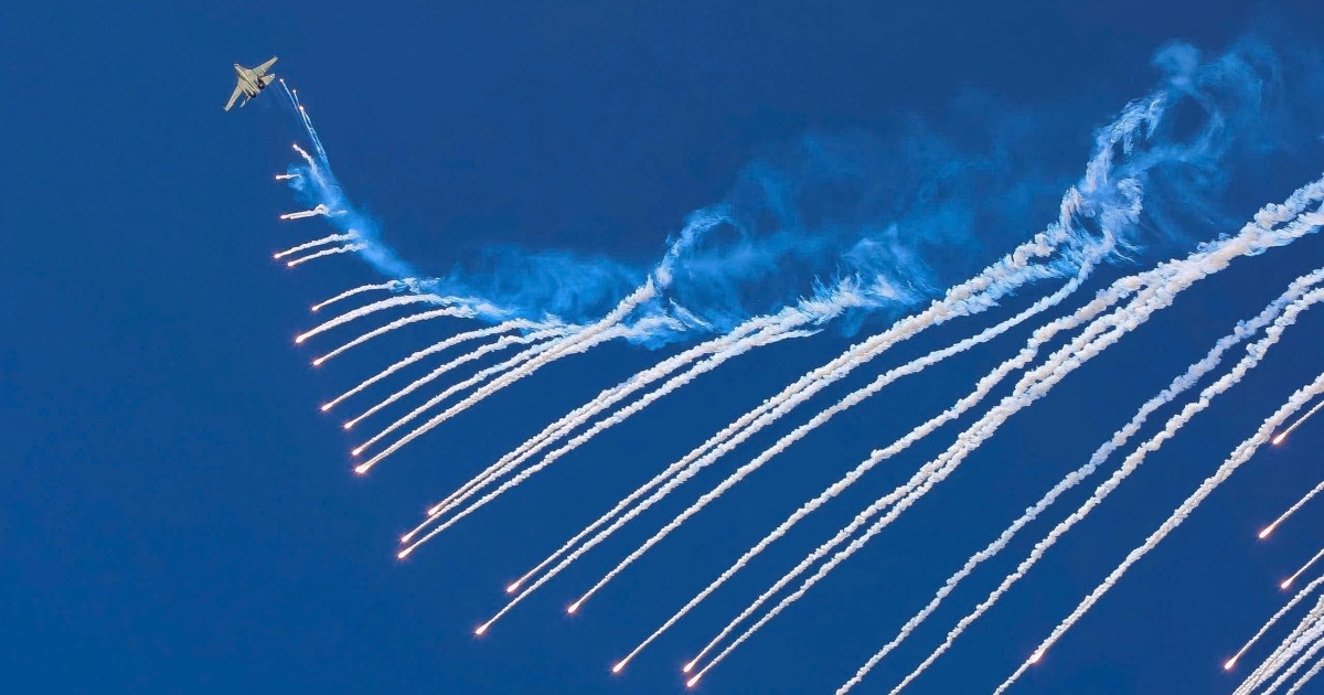 View - "Hổ mang chúa" SU-30MK2 bắn gần 200 quả đạn nhiễu rực sáng bầu trời TPHCM | Báo Dân trí