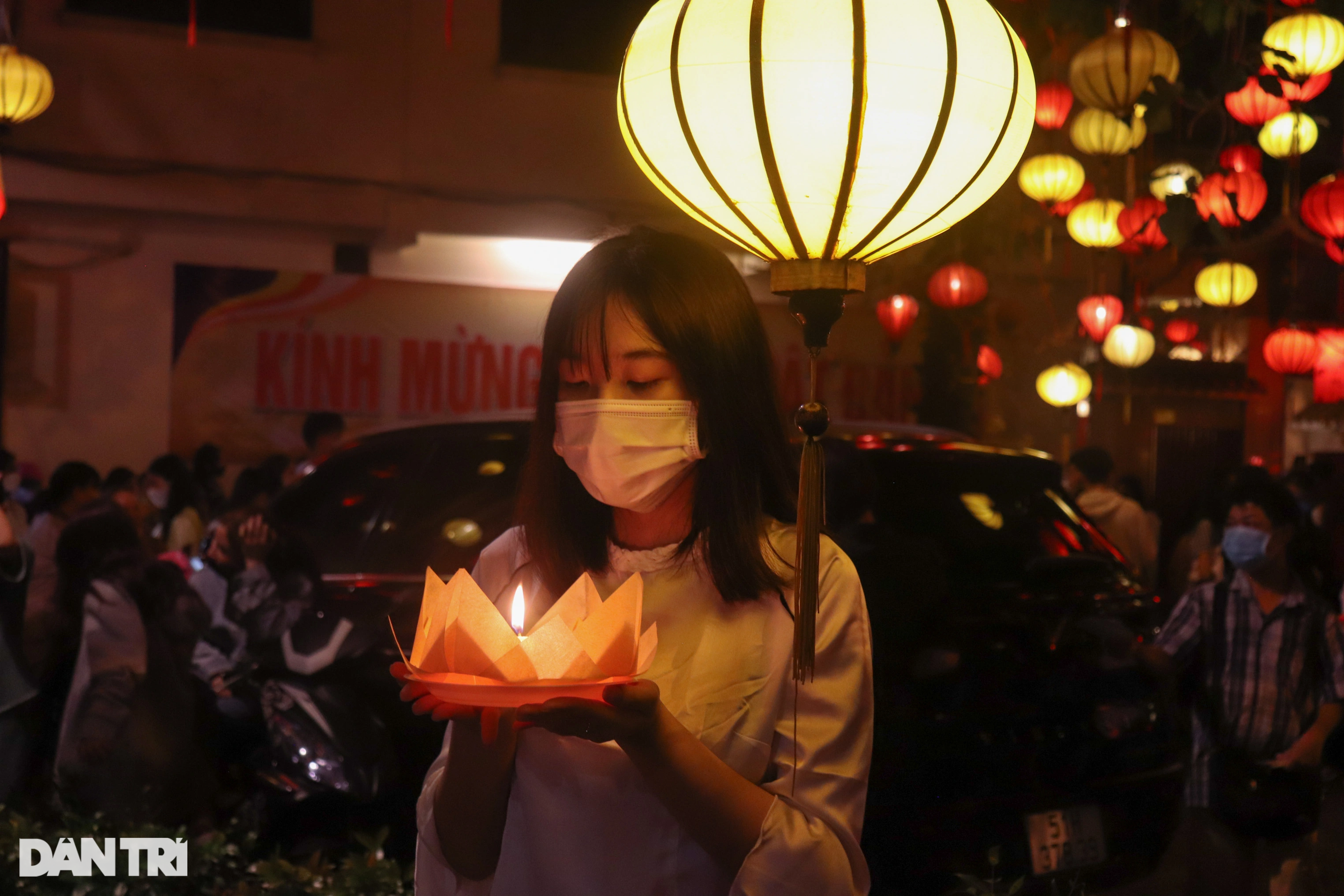 Hàng nghìn người dân TPHCM chen chúc thả hoa đăng mừng lễ Phật đản - 6 Hàng nghìn người dân TPHCM chen chúc thả hoa đăng mừng lễ Phật đản - 6