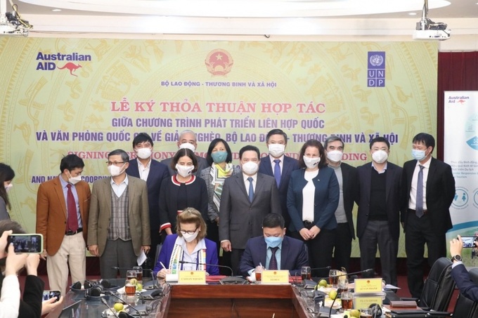 Thứ trưởng Lê Văn Thanh và các đại biểu chứng kiến lễ ký kết.