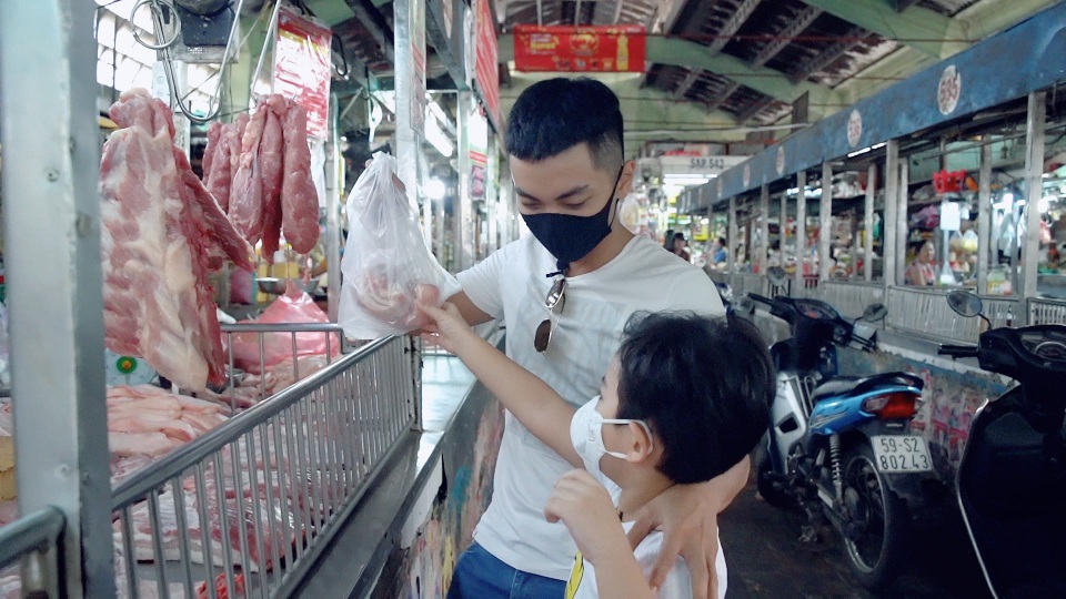 Phan Hiển lần đầu vào bếp lóng ngóng nấu cơm thay Khánh Thi - 2 Phan Hiển lần đầu vào bếp lóng ngóng nấu cơm thay Khánh Thi - 2