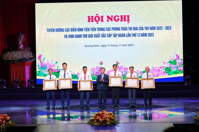 Đ/c Cao Tường Huy, Quyền Chủ tịch UBND tỉnh Quảng Ninh thừa ủy quyền, trao Huân chương Lao động hạng Ba cho 6 cá nhân có thành tích xuất sắc