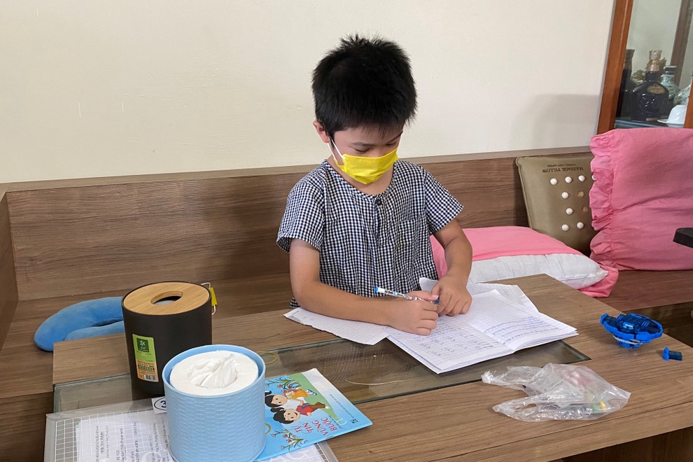 Cậu bé 7 tuổi vào viện chữa Covid-19 và trở về nhà một mình - 2 Cậu bé 7 tuổi vào viện chữa Covid-19 và trở về nhà một mình - 2