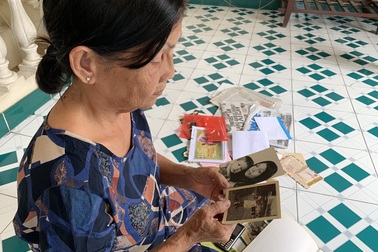 45 năm sau ngày gửi con đi Mỹ, nữ lao công trường học cạn sức tìm kiếm