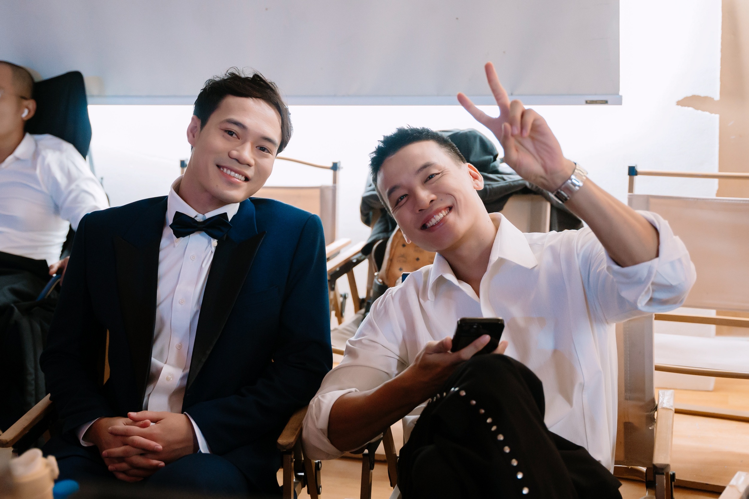 Pesepakbola Van Toan berbicara tentang adegan berlutut untuk melamar di MV grup Da LAB - 1 Cầu thủ Văn Toàn kể về cảnh quỳ gối cầu hôn trong MV nhóm Da LAB - 1