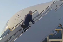 Tổng thống Biden bị vấp khi lên chuyên cơ Không lực Một