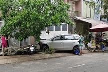 Nữ tài xế lái ô tô tông vào xe máy, bay lên vỉa hè khiến 4 người bị thương