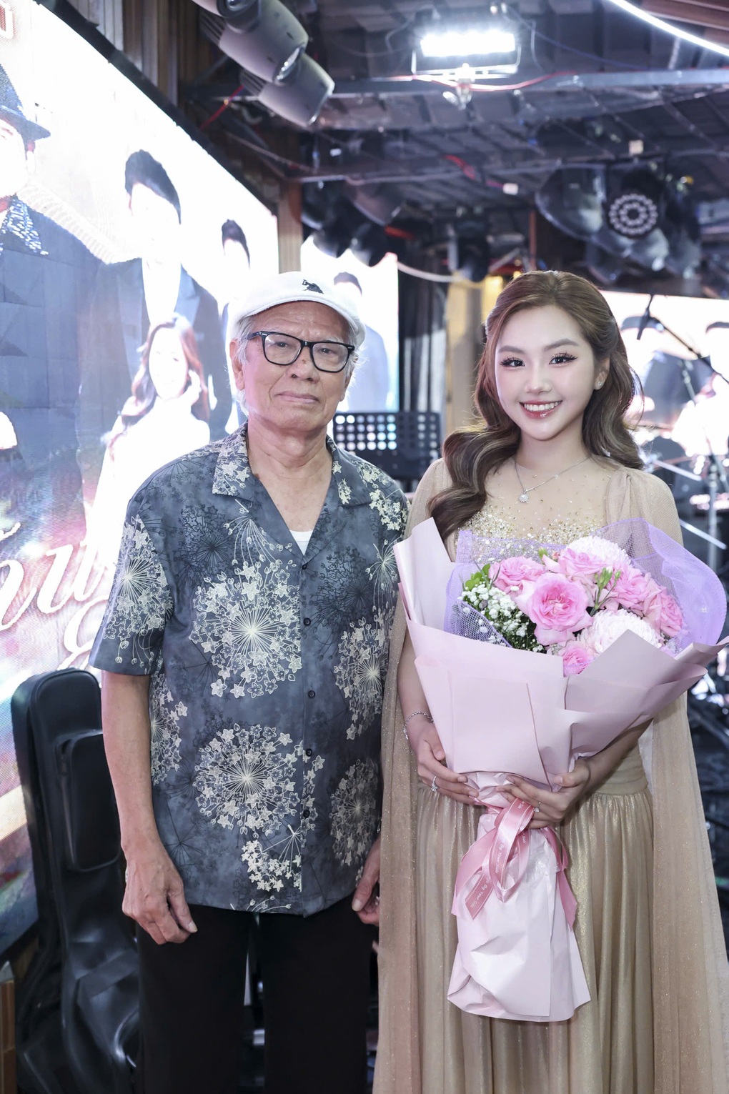 Khanh An singt reformierte Oper mit dem verdienstvollen Künstler Kim Tieu Long, ermutigt von seinem Großvater - 2 Khánh An hát cải lương cùng NSƯT Kim Tiểu Long, được ông nội cổ vũ - 2