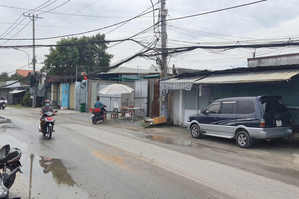 Cô gái bị 2 tên cướp kéo lê, ngã sõng soài trên đường TPHCM - 3 Cô gái bị 2 tên cướp kéo lê, ngã sõng soài trên đường TPHCM - 3