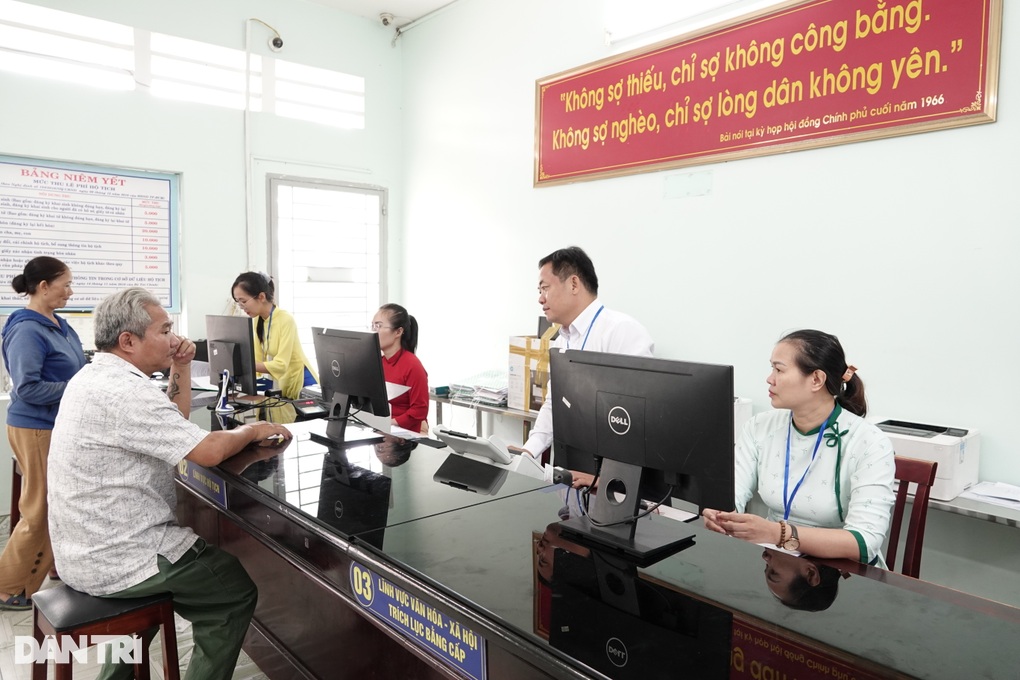 Hơn 50 năm kết hôn, cụ ông U70 chờ ngày lịch sử để nhận giấy chứng nhận - 1 Hơn 50 năm kết hôn, cụ ông U70 chờ ngày “lịch sử” để nhận giấy chứng nhận