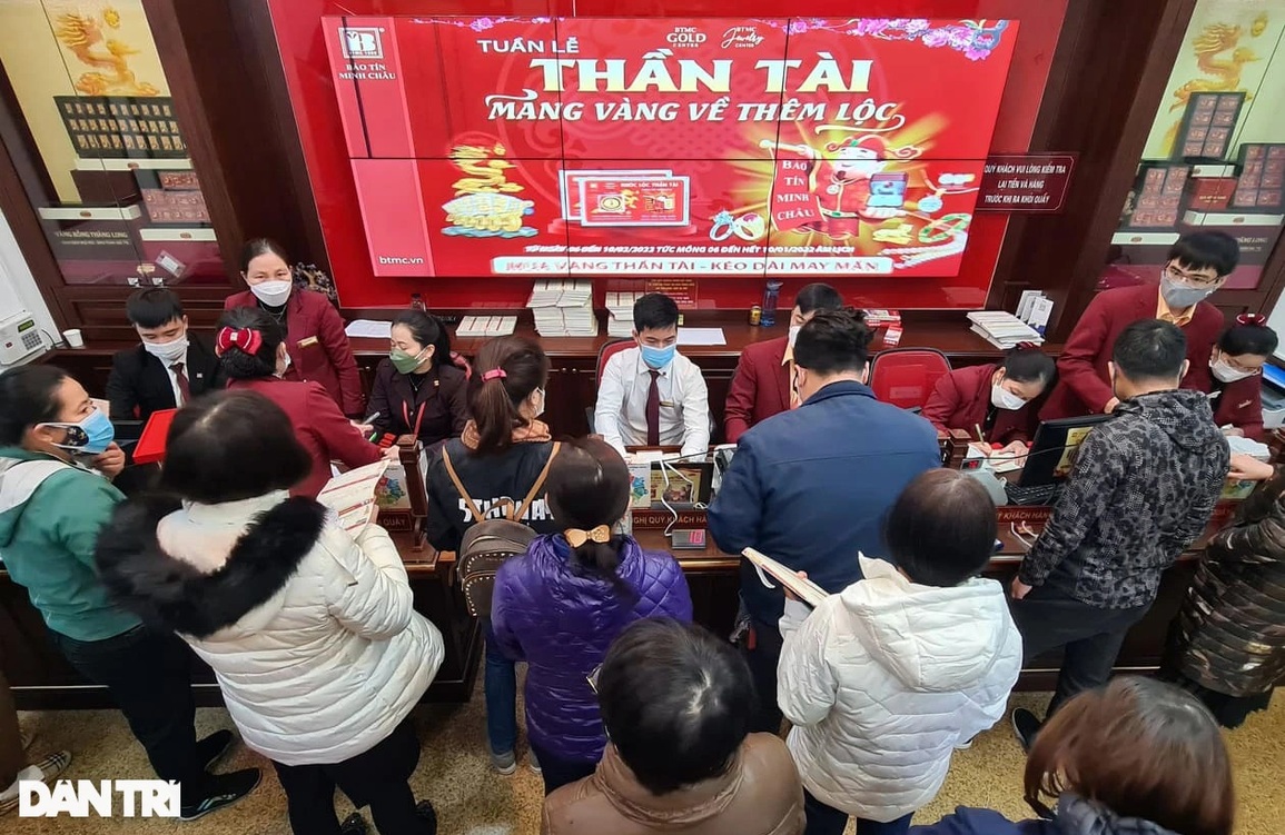Cảnh tượng lạ ngày vía Thần tài: Đông lúc đầu, sau vắng như chùa bà đanh - 5 Cảnh tượng lạ ngày vía Thần tài: Đông lúc đầu, sau vắng như chùa bà đanh - 5