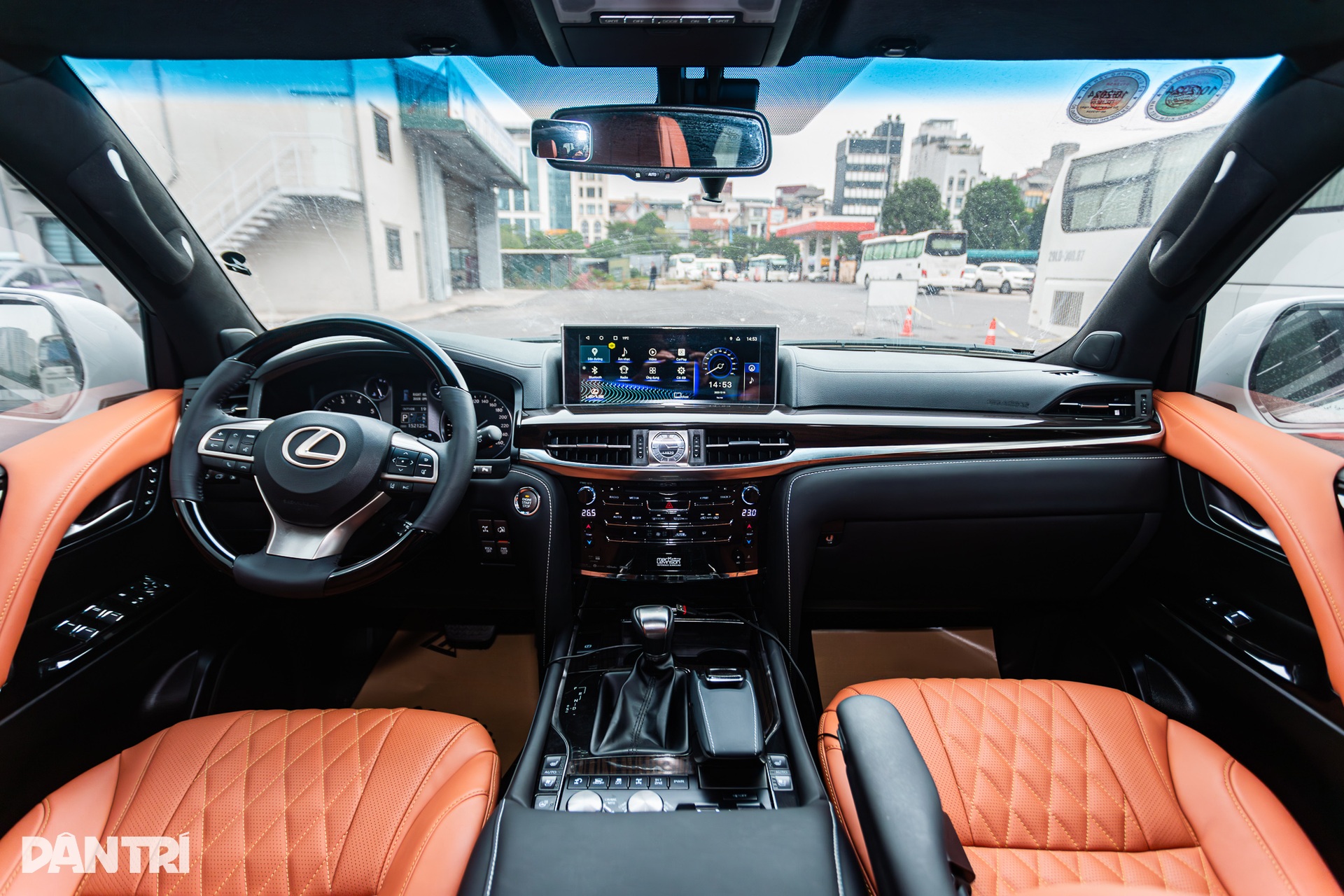 Chủ xe Lexus LX 570 chi 400 triệu đồng chỉ để lột xác nội thất - 4 Chủ xe Lexus LX 570 chi 400 triệu đồng chỉ để lột xác nội thất - 4