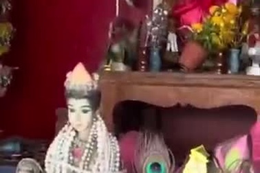 Ngôi đền lạ nơi người dân đặt lễ bằng áo lót phụ nữ để tỏ lòng biết ơn