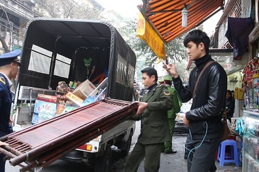 Quận Hoàn Kiếm huy động hơn 1.500 người đi "dẹp loạn" vỉa hè