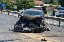 Ô tô con vỡ toác sau va chạm với xe ben trên quốc lộ 1A