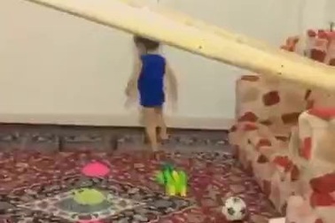 Bé gái vượt qua thử thách "không giới hạn" cực siêu