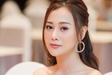 Phương Oanh “tặng 10 tỷ đồng” ai tìm được nơi cô từng… “rửa bát thuê”