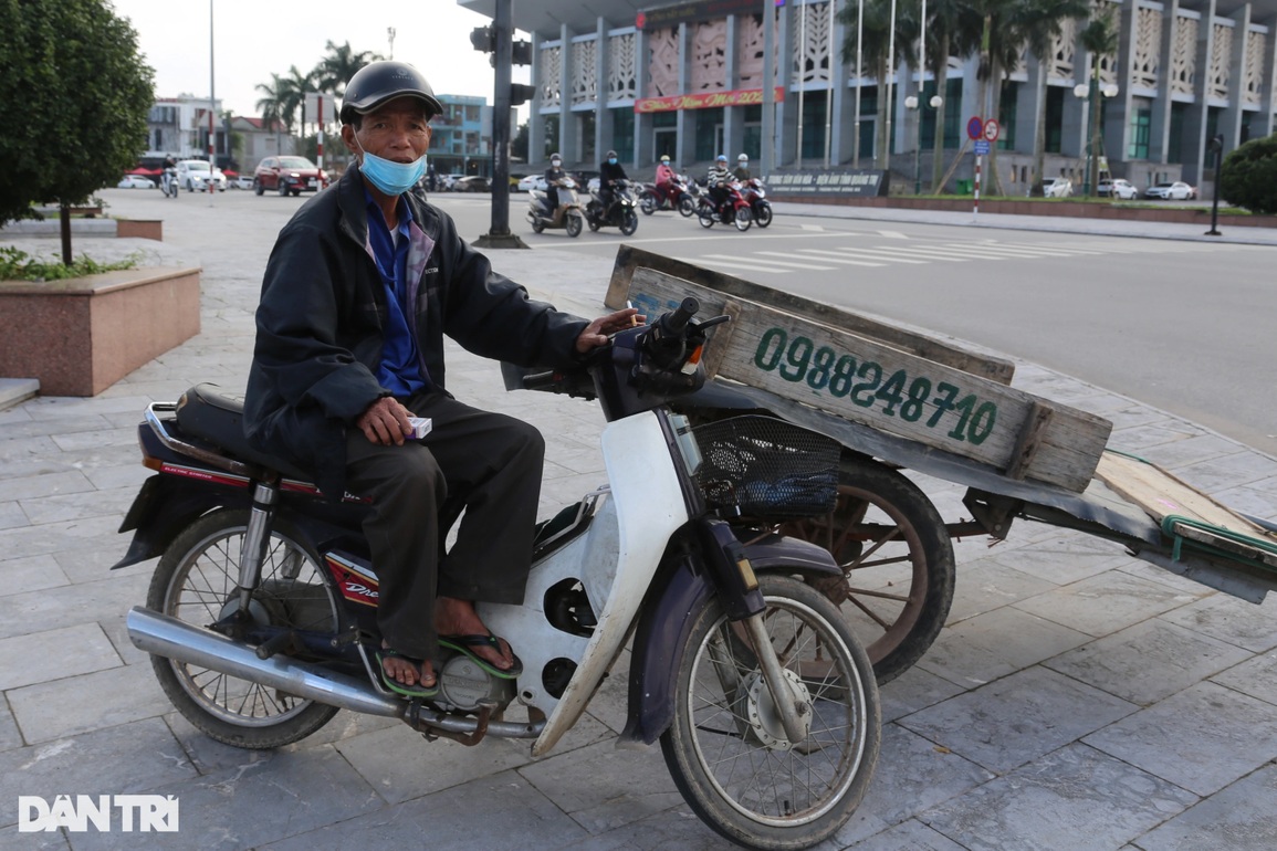 Xe ba gác ngược xuôi, tất tả gom nhặt những chuyến hàng Tết - 3 Xe ba gác ngược xuôi, tất tả gom nhặt những chuyến hàng Tết - 3