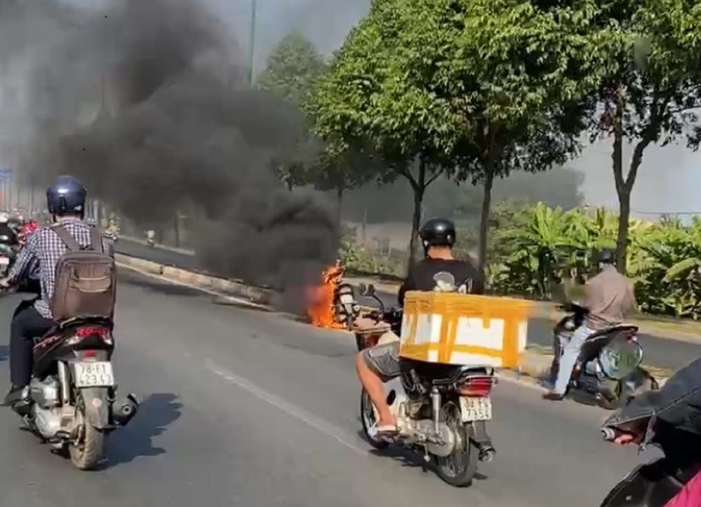 Xe máy bốc cháy ngùn ngụt trên đại lộ Phạm Văn Đồng - 1 Xe máy bốc cháy ngùn ngụt trên đại lộ Phạm Văn Đồng - 1