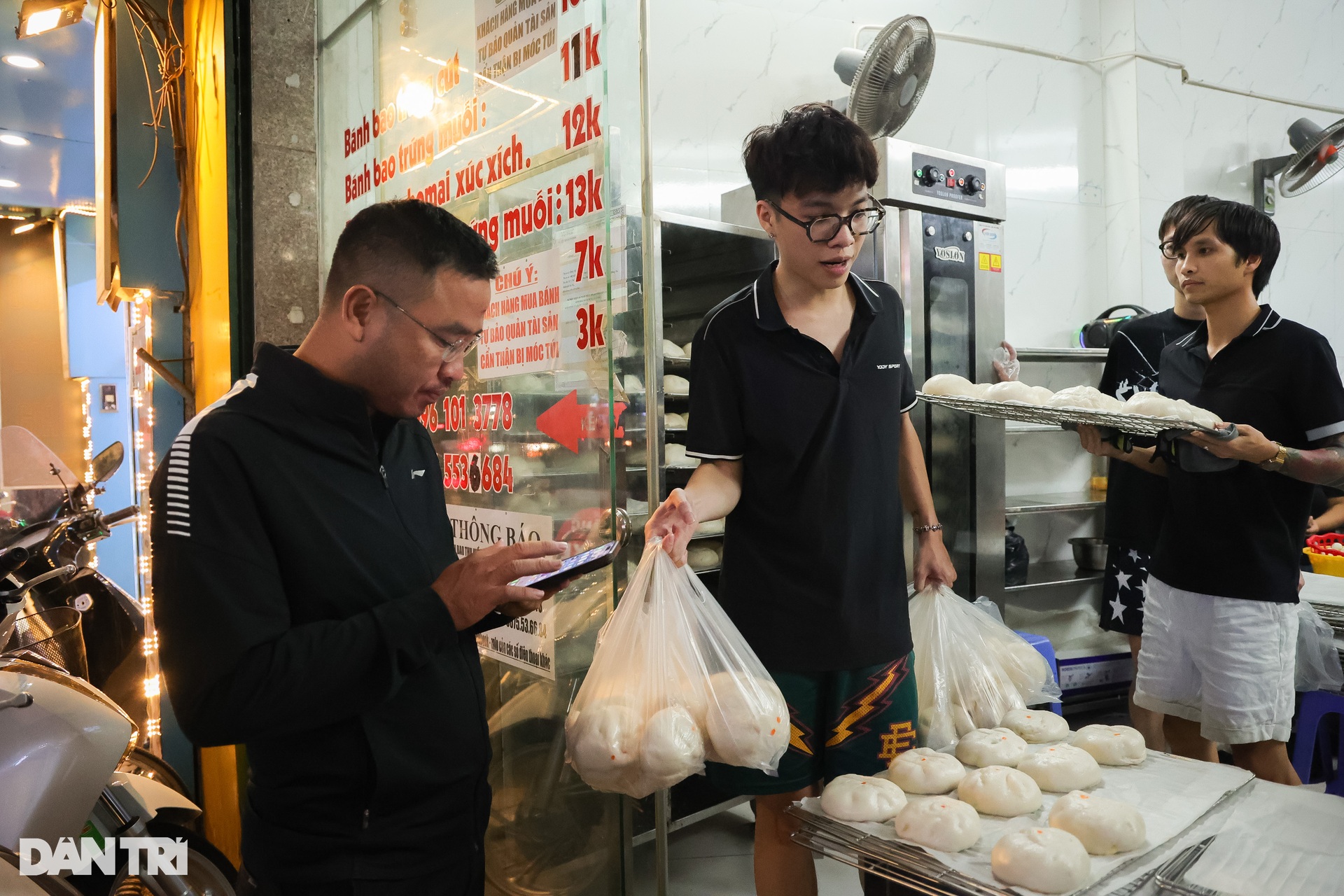 Hà Nội: Quán bánh bao bán 15.000 cái/ngày, khách xếp hàng dài chờ đến lượt - 11