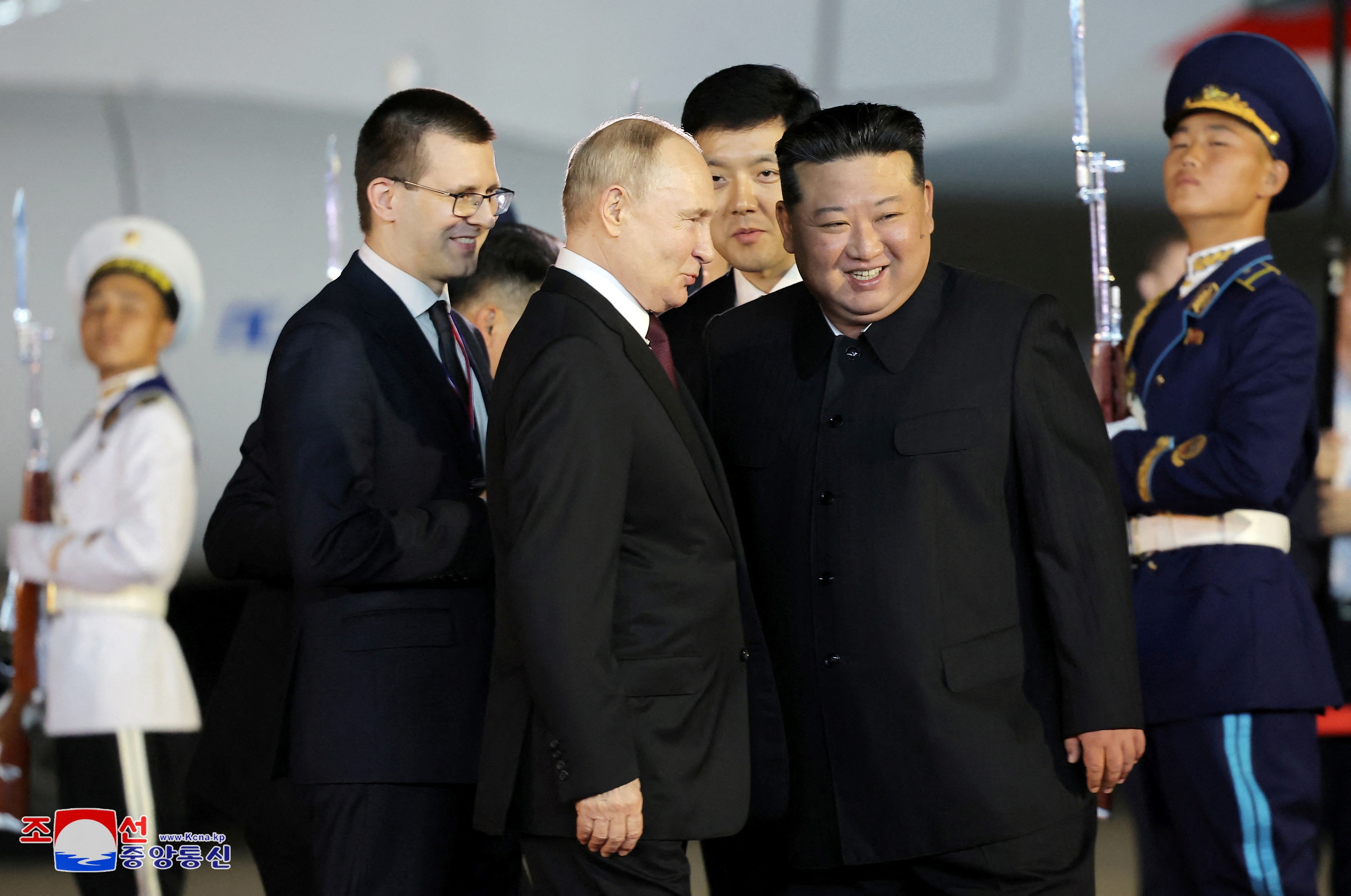 Con đường dẫn vào sân bay Bình Nhưỡng trải đầy cờ Nga và chân dung của Tổng thống Putin (Ảnh: Reuters).