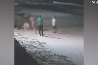 Nhóm khách Tây bị phạt tiền vì tắm biển khỏa thân