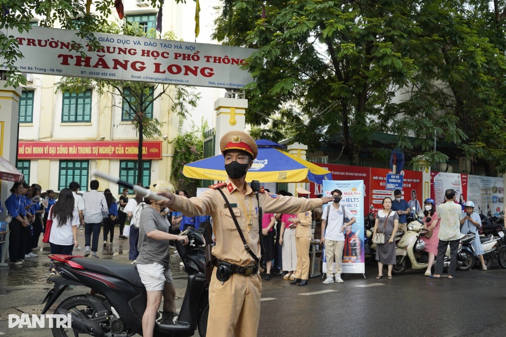 CSGT Hà Nội hỗ trợ sĩ tử vượt vũ môn - 4 CSGT Hà Nội hỗ trợ sĩ tử vượt vũ môn - 4