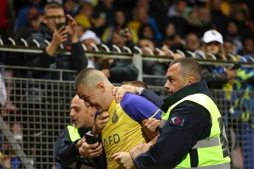 Ronaldo bị cổ động viên Bosnia Herzegovina tấn công - 2 Ronaldo bị cổ động viên Bosnia Herzegovina tấn công - 2