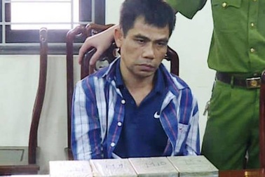 Đối tượng thủ sẵn súng đã lên nòng, vận chuyển trái phép 12 bánh heroin