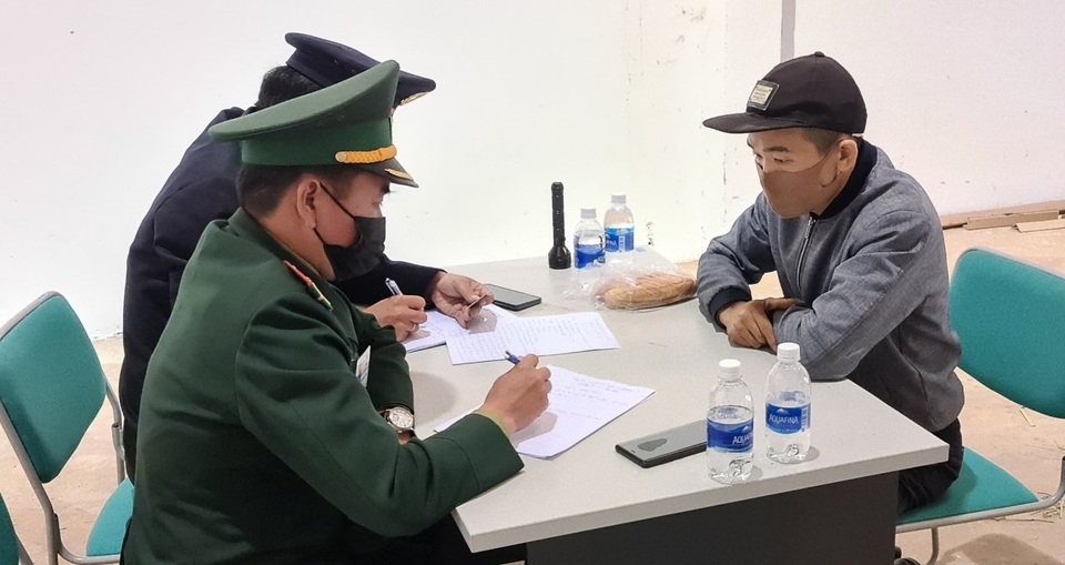 Bắt giữ hơn 1 tấn hàng nghi pháo hoa - 3 Bắt giữ hơn 1 tấn hàng nghi pháo hoa - 3