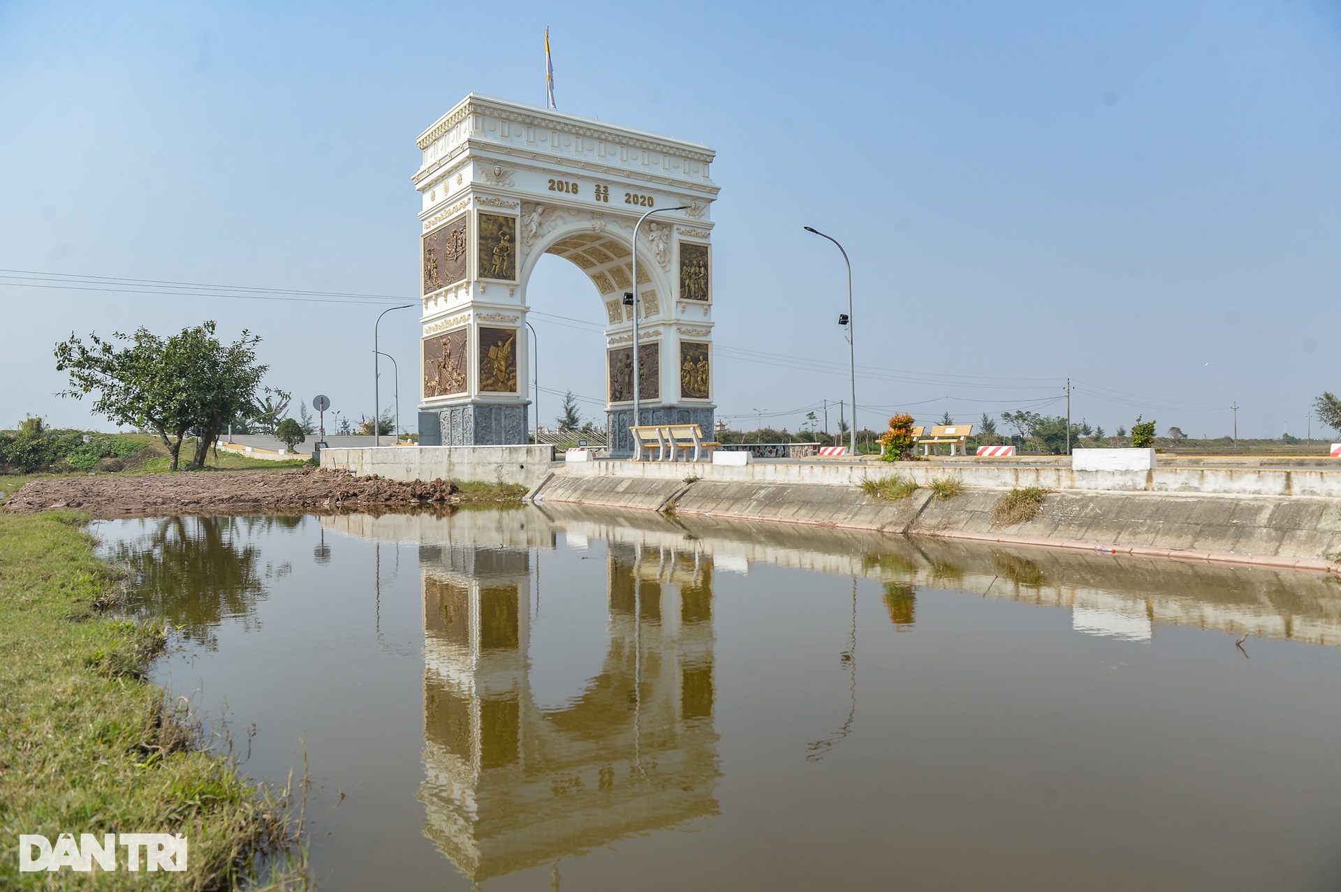 Cổng làng khủng giống phong cách châu Âu ở Nam Định - 3 Cổng làng khủng giống phong cách châu Âu ở Nam Định - 3