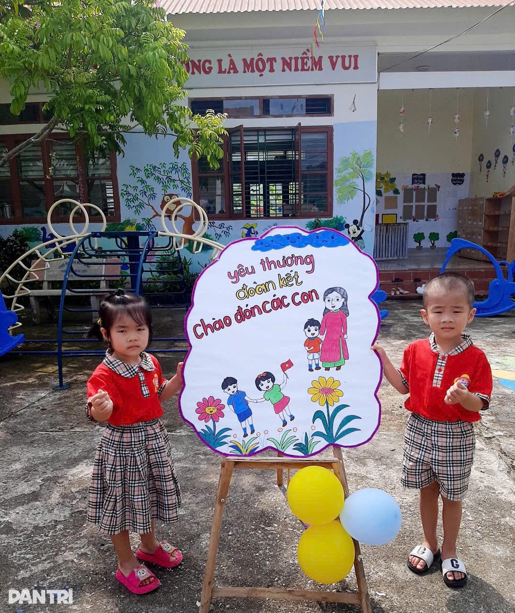 ភាពរីករាយនៃថ្ងៃបើកសាលារៀននៅតំបន់ព្រំដែនចេញពីបេះដូងអ្នកអានកាសែត Dan Tri - ១ Niềm vui ngày khai giảng vùng biên viễn từ tấm lòng bạn đọc báo Dân trí - 1