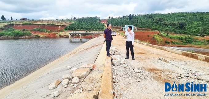 Hình ảnh pv ghi tại Bờ đập hồ chứa nước Đắk N’ting  bị nứt gãy 