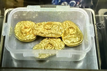 Hai người phụ nữ dàn cảnh bị cướp, chiếm đoạt 2kg vàng của khách nước ngoài