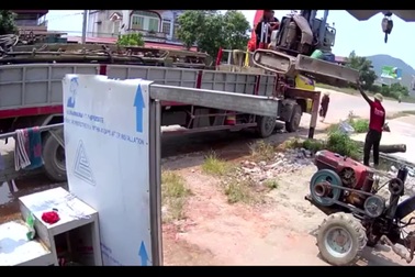 Khoảnh khắc xe cẩu bị đứt cáp, suýt gây ra tai nạn kinh hoàng