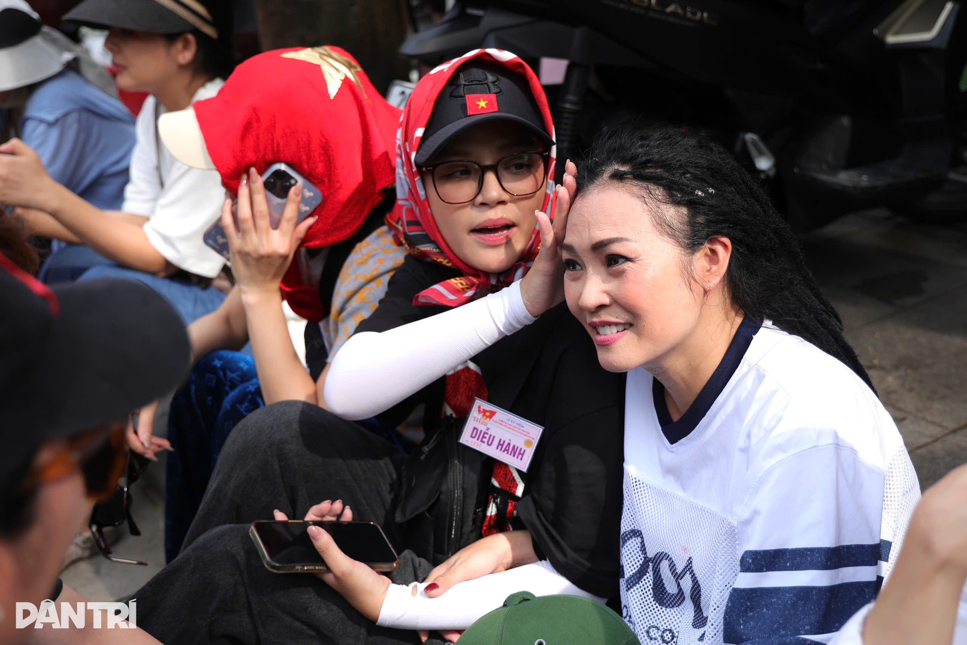 Nghệ sĩ tập A80: Đen Vâu, Hoàng Thuỳ Linh rạng rỡ, Lan Hương U70 vẫn sung - 5