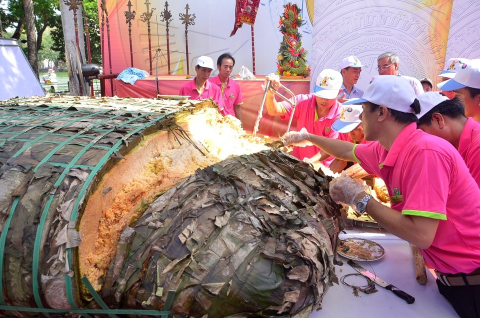 Kỷ lục Việt bị giễu: Chưa bao giờ to nhất, dài nhất rầm rộ như hiện nay - 2 Kỷ lục Việt bị giễu: Chưa bao giờ to nhất, dài nhất rầm rộ như hiện nay - 2