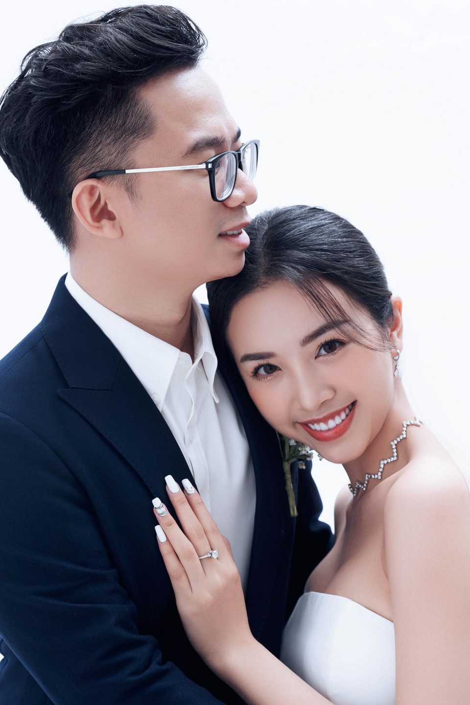 Á hậu Thúy An bất ngờ tung ảnh cưới và công bố kết hôn cùng chồng Tiến sĩ - 3 Á hậu Thúy An bất ngờ tung ảnh cưới và công bố kết hôn cùng chồng Tiến sĩ - 3