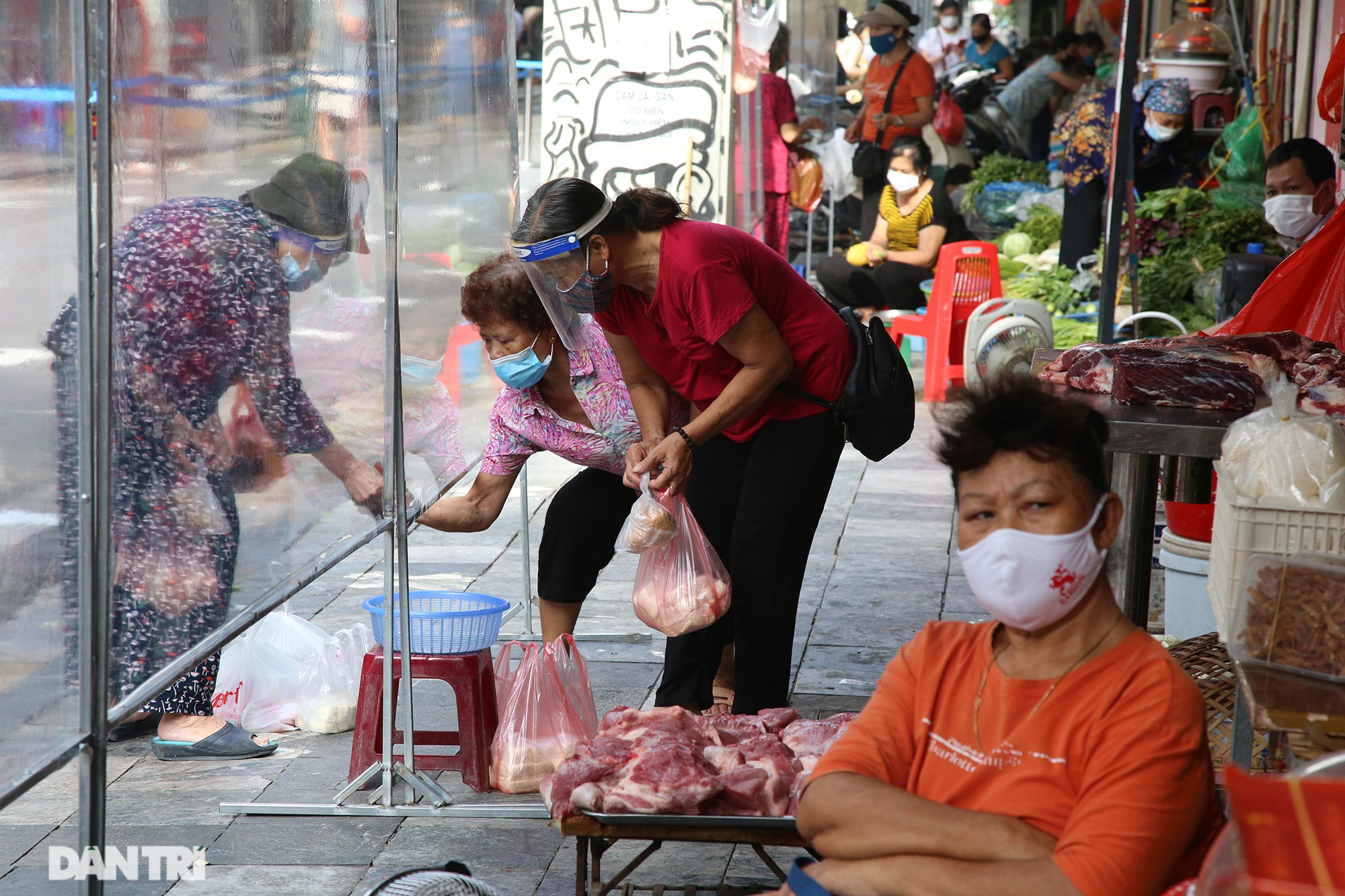 Mới lạ cảnh mua bán bằng ám hiệu ngón tay ở chợ nhà giàu phố cổ Hà Nội - 14 Mới lạ cảnh mua bán bằng ám hiệu ngón tay ở chợ nhà giàu phố cổ Hà Nội - 14